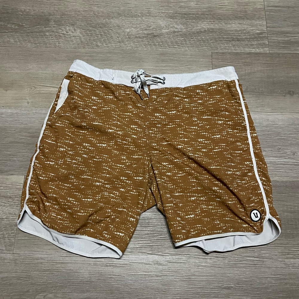 Men’s Vuori shorts brown/tan size S brand new without tags